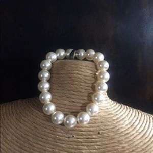 Single Faux Small Pearl Stretch Bracelet.
